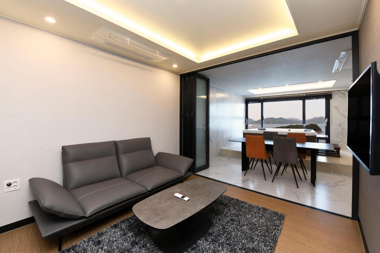 Utop Marina Hotel & Resort Yeosu Exteriör bild